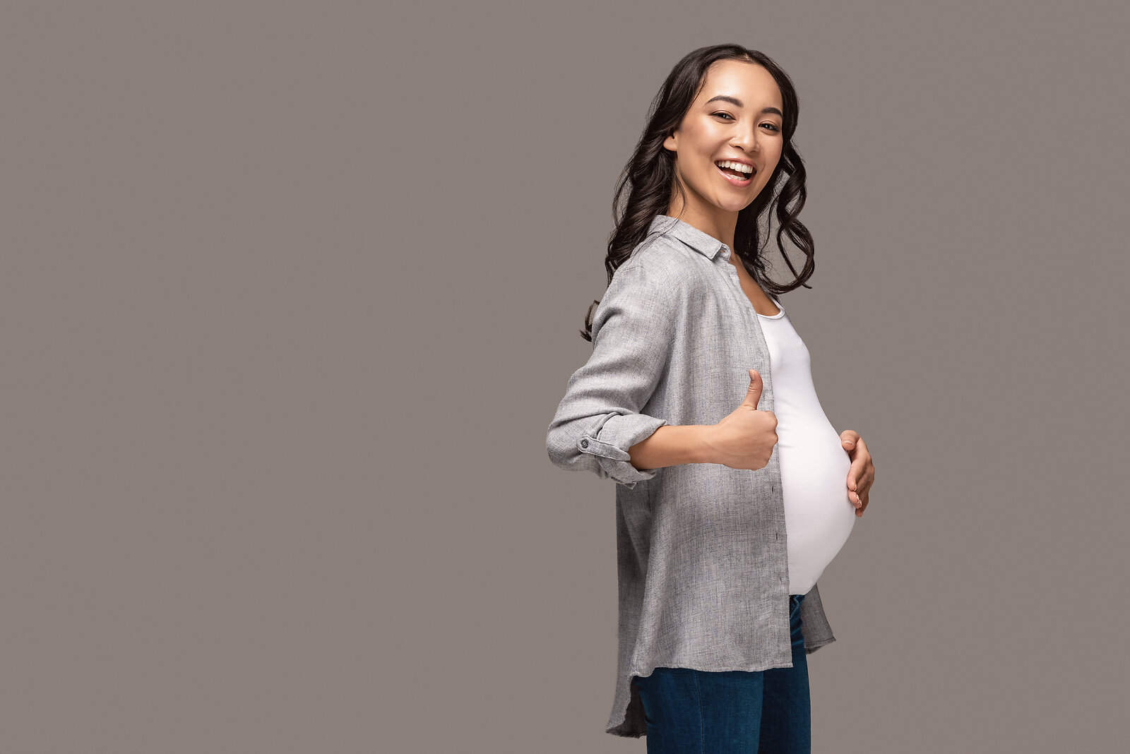 Calm pregnant woman during a perinatal therapy session